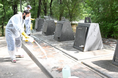 В Алматы проводятся дезинфекционные работы мусорных площадок