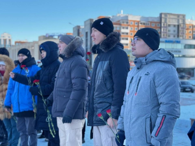 Цветы и минута молчания: в столице отметили 115-летие Бауыржана Момышулы