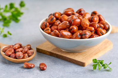 Гастроэнтеролог предупредила, кому опасно есть бобовые