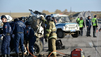 Ford сбил рабочего и врезался в КамАЗ на трассе Караганда-Астана: Пять человек погибли