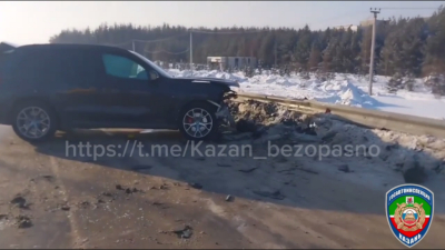 Две иномарки не поделили дорогу и устроили ДТП на трассе под Казанью, есть пострадавшие - видео 23/01/2026 &ndash; Новости