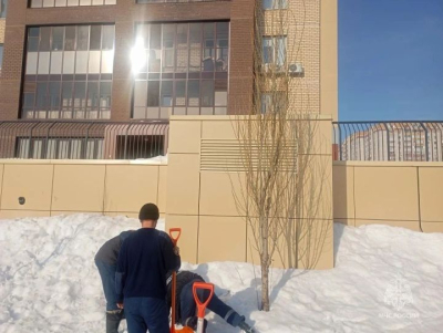 Откопали ноги: в Татарстане трое детей прыгали в сугроб и застряли