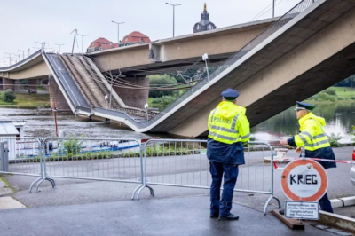 В немецком Дрездене часть моста Карола обрушилась в реку Эльба