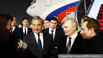 Си Цзиньпин торжественно встретил Владимира Путина в Пекине