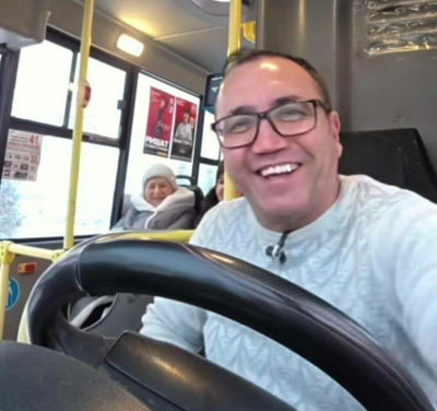 Җырлый-җырлый автобус йөртүче Рөстәм: &laquo;Кешеләрнең елмаюын күрү мине бәхетле итә&raquo;