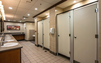 На девушку напали в туалете в кафе и едва не изнасиловали