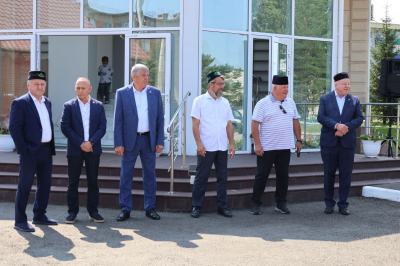 В поселке Джалиль торжественно открыли центральную мечеть