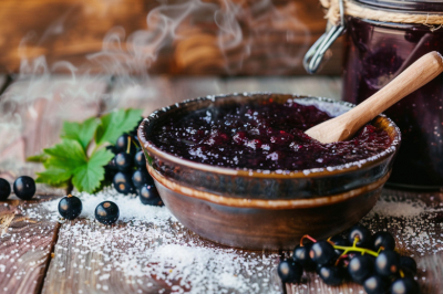 Секретные заготовки из черной смородины: мало сахара, много вкуса