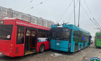 Автобус и троллейбус столкнулись в Казани &mdash; четыре человека пострадали