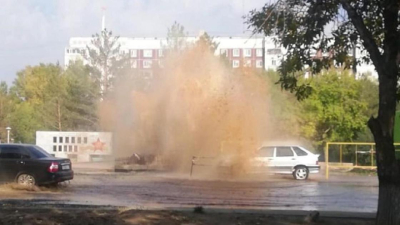 Фонтан воды забил из-под земли во время испытаний на тепловых сетях в Экибастузе (видео)