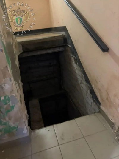 Прокуратура проверяет обвал лестницы в жилом доме в столице Татарстана