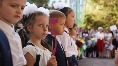 Когда пройдут традиционные школьные линейки, рассказали в Минпросвещения