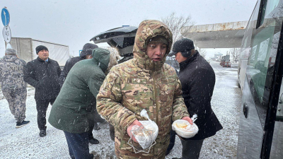 Пассажиров эвакуируют, водителям раздают горячую еду: что происходит на трассах Жамбылской области