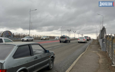 Из-за чего перекрыли мост и весь город стоял в пробках