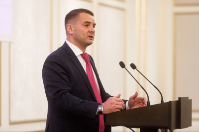 Нилов: работодатель не вправе требовать от сотрудника телефон определенной марки