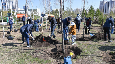 Аппарат Правительства принял участие в общегородском субботнике в Астане