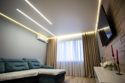 Чистый потолок без разводов и риска: как опытные хозяйки моют натяжные потолки и сохраняют идеальный вид годами