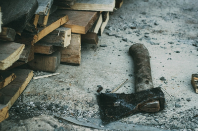 В Челнах мужчина зарубил топором собутыльника, который взял его на слабо