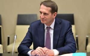 Песков отказался комментировать слова Нарышкина о вмешательстве Запада в выборы