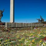 На трассе в Латвии закрасили указатели на российские города