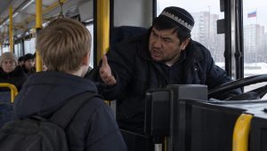 Ребёнок попросил «ценного» иностранного специалиста дать сдачу монетками и получил удар по голове: почему мигрантам нельзя доверять руль общественного транспорта