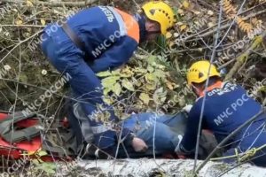 Упавшему в овраг 80-летнему казанцу помогли спасатели (ФОТО)