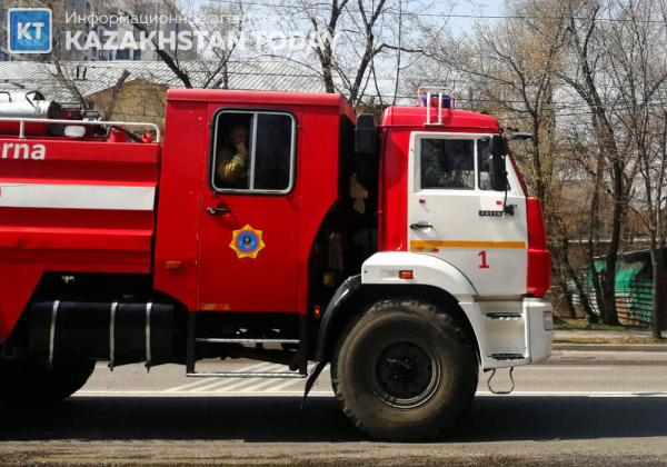 В Костанае спасатели эвакуировали 20 человек из задымленной многоэтажки