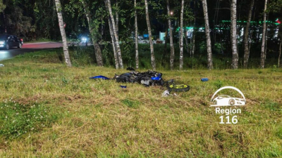 Байкер снес людей на остановке в Казани - жесткие фото 04/07/2026 – Новости