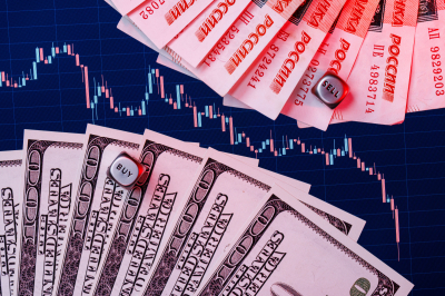 Центробанк установил курс доллара на выходные ниже 78 рублей