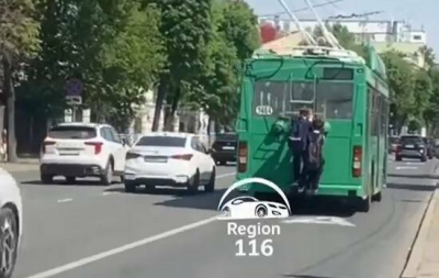 Мальчишек-зацеперов, катающихся на троллейбусе в Казани, сняли на видео