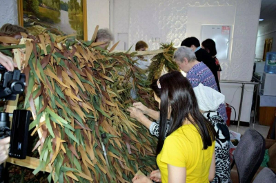 В Бавлах в центре реабилитации «Березка» плетут маскировочные сети для бойцов СВО